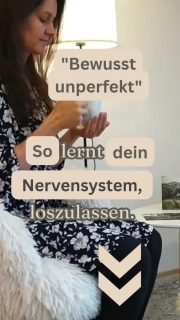 „Bewusst unperfekt sein“ klingt harmlos – ist aber tiefes Nervensystem-Training. 🌙  Denn jedes Mal, wenn du „noch schnell was erledigst“, bleibt dein Körper im Mach-Modus.
🧠 Cortisol oben, Kopf aktiv, Ruhe weit weg.  Erst wenn du etwas bewusst unperfekt lässt, sendest du deinem Körper eine neue Botschaft:
✨ Ich darf mich entspannen – auch wenn nicht alles perfekt ist.  Das ist keine Faulheit.
Das ist Neuprogrammierung.  „Bewusst unperfekt“ heißt also:  👉 akzeptieren, dass nicht alles fertig sein muss,
👉 einfach sein zu dürfen, statt dich zu optimieren
👉 kleine „Fehler“ oder Unordnung stehenzulassen – und dich trotzdem sicher zu fühlen.  💭 So kannst du das heute üben:
🌙 Lass den Abwasch bis morgen stehen.
🪞 Meditiere zwei Minuten statt zwanzig – und sag dir: „Das ist okay.“
💤 Geh ins Bett, obwohl du nicht „alles geschafft“ hast.  Jedes Mal, wenn du das tust, trainierst du dein System auf Ruhe statt Kontrolle.  Dein Gehirn bildet neue Verknüpfungen:
🧩 Ruhe = sicher, statt Ruhe = Gefahr, weil noch was offen ist.  Frieden entsteht nicht durch Perfektion – sondern durch Erlaubnis. 🤍  Deine Jacky von der Feelgood Academy  Folge @feelgood__academy für mehr Impulse 💜  #bewusstunperfekt #nervensystemberuhigen #achtsamkeit #feelgoodacademy #ruhefinden