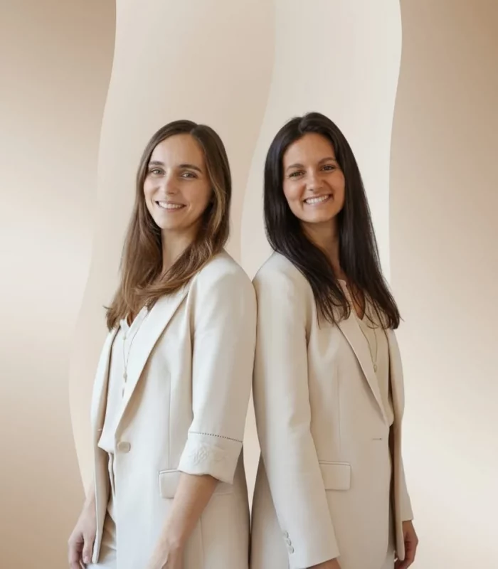 Jacky und Julia, Gründerinnen der Feelgood Academy, gemeinsam auf der Über-uns-Seite