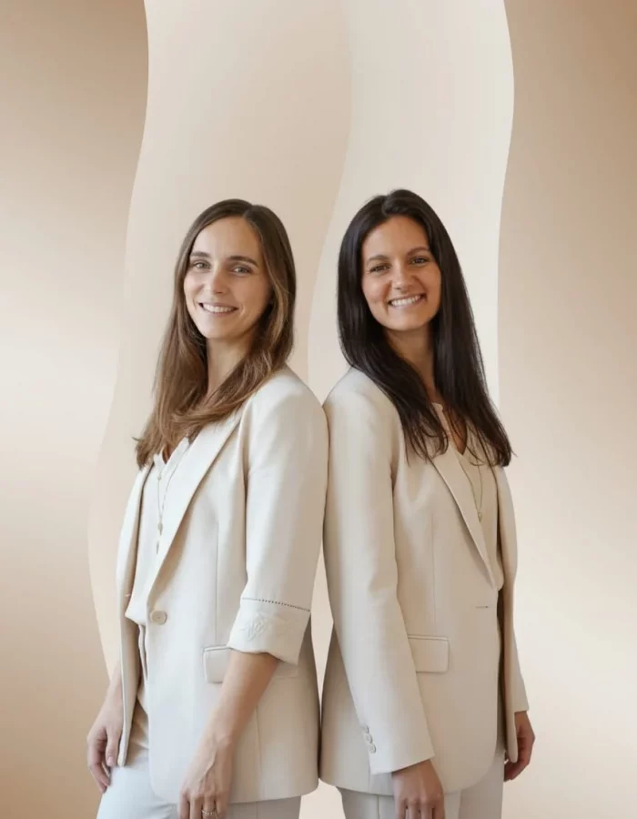 Jacky und Julia, Gründerinnen der Feelgood Academy, gemeinsam auf der Über-uns-Seite