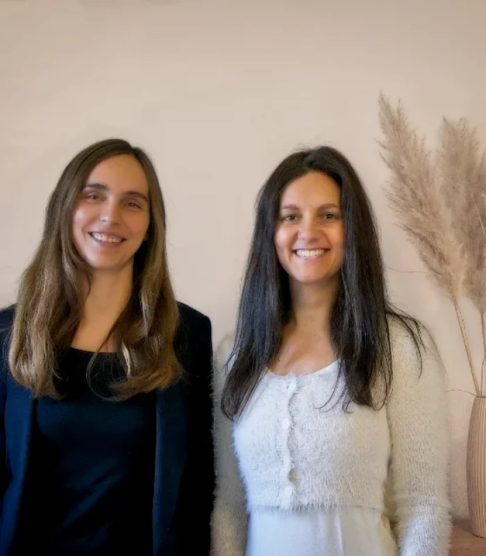 Julia und Jacqueline, Gründerinnen der Feelgood Academy – Expertinnen für Coaching, Hypnose, NLP und persönliche Entwicklung.