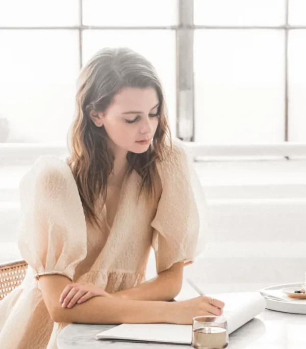 Julia Zeng arbeitet achtsam am Laptop – Symbol für Fokus, Einfühlungsvermögen und professionelle Hypnose- und Coaching-Arbeit.