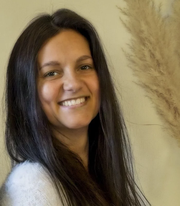 Jacqueline Schade – Gründerin der Feelgood Academy, lächelt herzlich in die Kamera, Symbol für Herzlichkeit, Lebensfreude und Achtsamkeit