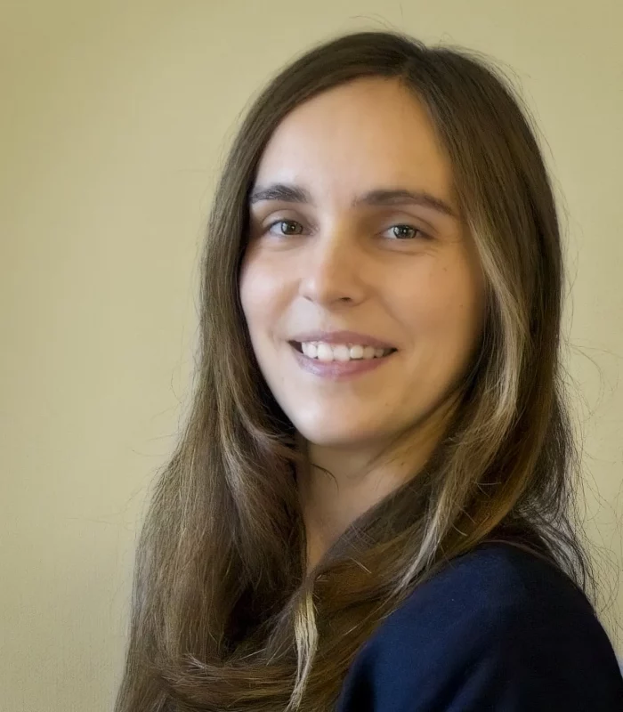 Julia Zeng – Mitgründerin der Feelgood Academy, strahlt Ruhe und Klarheit aus und steht für Professionalität, Achtsamkeit und inspirierende Weiterentwicklung.